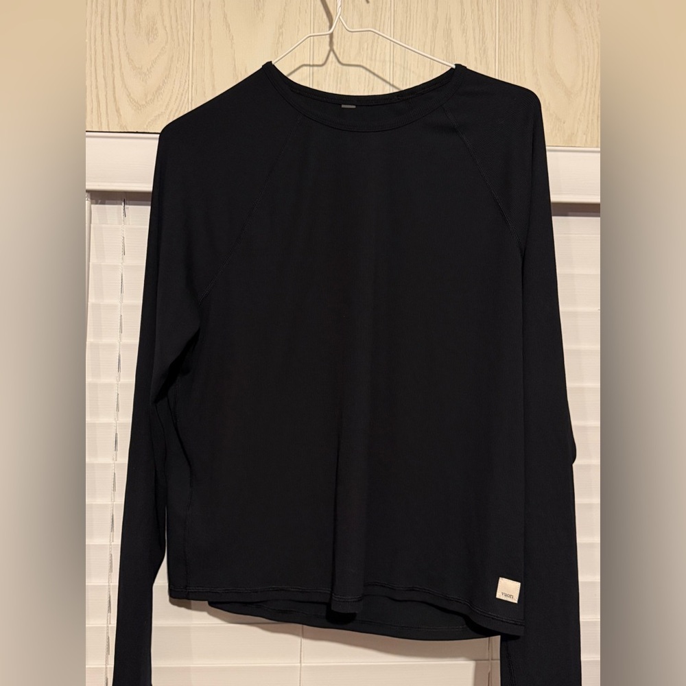 Vuori Black Ribbed Top so cozy and cute. Crispy black. Xl brand new condition